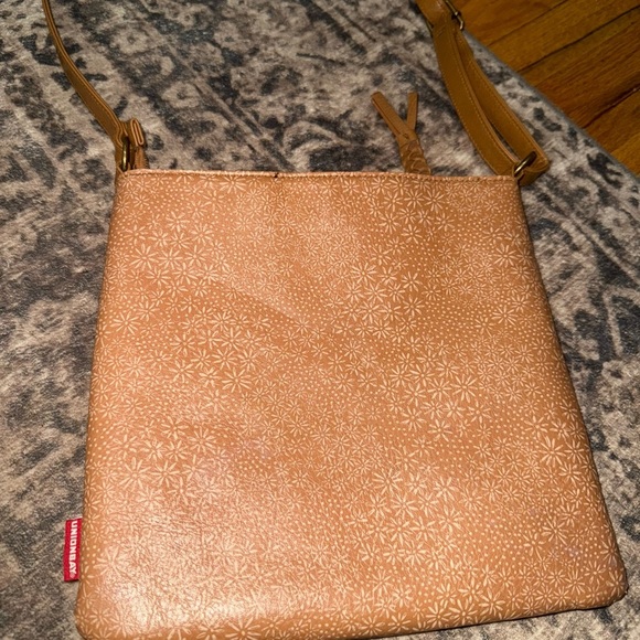 UNIONBAY Tan Crossbody Bag with Gold Zipper - Picture 5 of 7